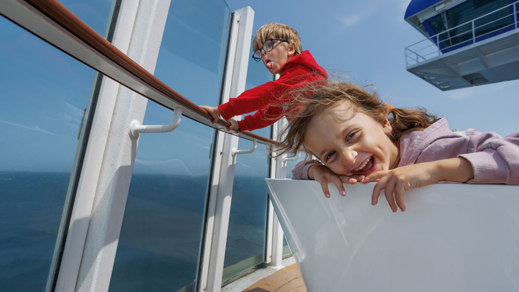 Viaggiatore di spalle che guarda il mare dal ponte esterno del traghetto durante la traversata verso la Corsica